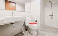 In-room Bathroom 5 Gorgeous and Tidy 1BR Apartment at The Smith Alam Sutera By Travelio