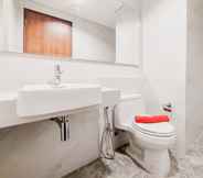 In-room Bathroom 5 Gorgeous and Tidy 1BR Apartment at The Smith Alam Sutera By Travelio