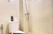 Toilet Kamar 5 Cozy and Homey 2BR at Gateway Pasteur Apartment By Travelio