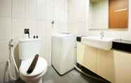 Toilet Kamar 5 Comfy and Elegant 1BR at Dago Suites Apartment By Travelio