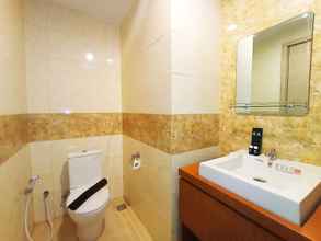 Toilet Kamar 4 Comfortable and Fancy Studio at Mataram City Apartment By Travelio