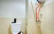 In-room Bathroom 5 Minimalist Studio Apartment at Oxford Jatinangor By Travelio