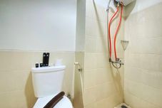 Toilet Kamar Minimalist Studio Apartment at Oxford Jatinangor By Travelio