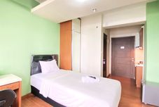Kamar Tidur Minimalist Studio Apartment at Oxford Jatinangor By Travelio