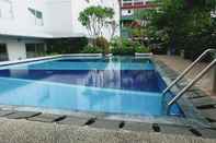 Kolam Renang Comfort and Tidy Studio at 33th Floor Bassura City Apartment By Travelio