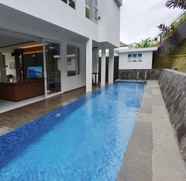Swimming Pool 4 Platinum Yellow Bandung Villa 24pax Private Pool