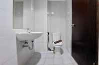 In-room Bathroom Homey and Simply Look Studio at Casa de Parco Apartment By Travelio