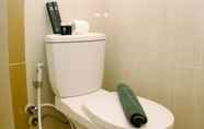 Toilet Kamar 5 Comfortable and Modern Look 2BR at 26th Floor Meikarta Apartment By Travelio