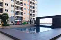 Swimming Pool Comfy and Homey Studio at Puncak Bukit Golf Surabaya Apartment By Travelio