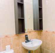 Toilet Kamar 4 Homey and Minimalist 1BR at Puri Garden Apartment By Travelio