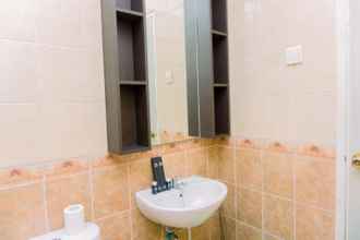 Toilet Kamar 4 Homey and Minimalist 1BR at Puri Garden Apartment By Travelio