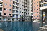 Hồ bơi Spacey and Best Choice 2BR Apartment at Puncak Bukit Golf Surabaya By Travelio
