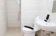 Toilet Kamar 5 Homey and Tidy 2BR at Puncak Bukit Golf Surabaya Apartment By Travelio