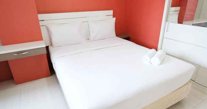 Kamar Tidur Homey and Tidy 2BR at Puncak Bukit Golf Surabaya Apartment By Travelio