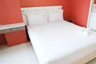 Kamar Tidur Homey and Tidy 2BR at Puncak Bukit Golf Surabaya Apartment By Travelio