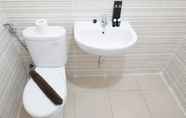 Toilet Kamar 5 Best Deal and Spacious 2BR Apartment at Puncak Bukit Golf Surabaya By Travelio