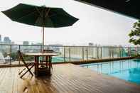 Kolam Renang Homey and Nice Designed Studio at Menteng Park Apartment By Travelio