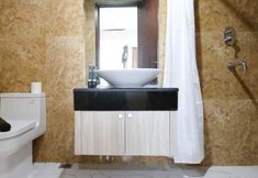 In-room Bathroom 4 Relax and Nice 1BR at Grand Sungkono Lagoon Apartment By Travelio