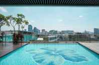 Kolam Renang Comfort and Modern Look Studio at Menteng Park Apartment By Travelio