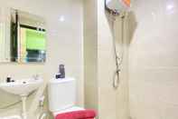 Bilik Mandi dalam Bilik Good and Modern Studio Apartment at Grand Asia Afrika By Travelio