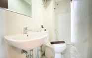 Toilet Kamar 5 Cozy and Deluxe 2BR Apartment at Skyland City Jatinangor By Travelio