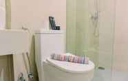 Toilet Kamar 4 Luxury and Fresh Studio at Daan Mogot City Apartment By Travelio