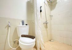 In-room Bathroom 5 Simply Homey Studio at Stanford Jatinangor Apartment By Travelio