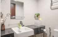 Toilet Kamar 5 Homey and New Studio at West Vista Apartment By Travelio