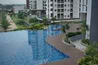 Kolam Renang Nice and Stylish Studio at 21th Floor Akasa Pure Living BSD Apartment By Travelio