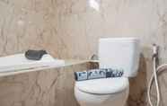 Toilet Kamar 7 Homey and Comfort 3BR at Pesona Bahari Apartment By Travelio