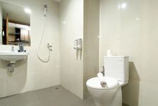 In-room Bathroom Modern Look Studio at LRT City Jatibening Apartment By Travelio
