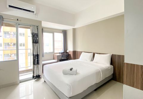 Bedroom Modern Look Studio at LRT City Jatibening Apartment By Travelio