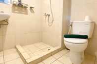 Toilet Kamar Functional and Restful Studio Apartment at Springlake Summarecon Bekasi By Travelio