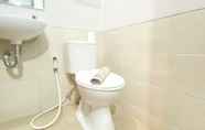 Toilet Kamar 6 Modern 12th Floor Studio at Transpark Juanda Bekasi Timur Apartment By Travelio