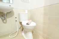 Toilet Kamar Modern 12th Floor Studio at Transpark Juanda Bekasi Timur Apartment By Travelio