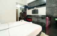 Kamar Tidur 2 Modern 12th Floor Studio at Transpark Juanda Bekasi Timur Apartment By Travelio