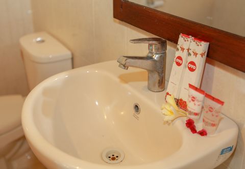 In-room Bathroom Capital O 91940 Flexible Property Near Mall Bassura Near Taman Bassura/ mall bassura