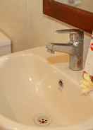 BATHROOM Capital O 91940 Flexible Property Near Mall Bassura