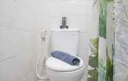 Toilet Kamar 5 Minimalist and Comfort Stay Studio at Signature Park Grande Apartment By Travelio