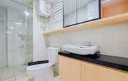 Toilet Kamar 5 Comfortable and Scenic 2BR Apartment M-Town Residence By Travelio
