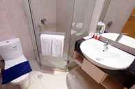 Toilet Kamar Good 2BR Apartment The Mansion Kemayoran Tower Emerald By Travelio