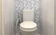 Toilet Kamar 6 Luxurious and Clean Studio at Tokyo Riverside PIK 2 Apartment By Travelio