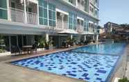 สระว่ายน้ำ 5 Good Deal Studio at Taman Melati Jatinangor Apartment By Travelio