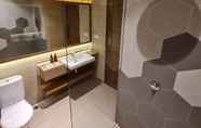 Toilet Kamar 5 PARLEZO By Kagum Hotels