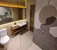 Toilet Kamar 5 PARLEZO By Kagum Hotels