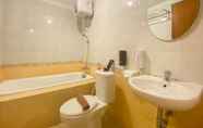 Toilet Kamar 6 Homey and Nice 2BR at Grand Palace Kemayoran Apartment By Travelio