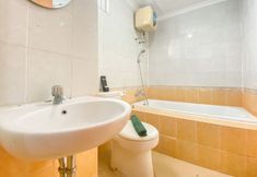 ห้องน้ำภายในห้อง 6 Luxurious Designed and Good 2BR at Grand Palace Kemayoran Apartment By Travelio