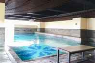 สระว่ายน้ำ Best Location Studio Apartment at Tamansari La Grande By Travelio