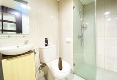 In-room Bathroom 3 Best Location Studio Apartment at Tamansari La Grande By Travelio