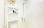 Toilet Kamar 6 Simply and Homey 2BR at Suites @Metro Apartment By Travelio